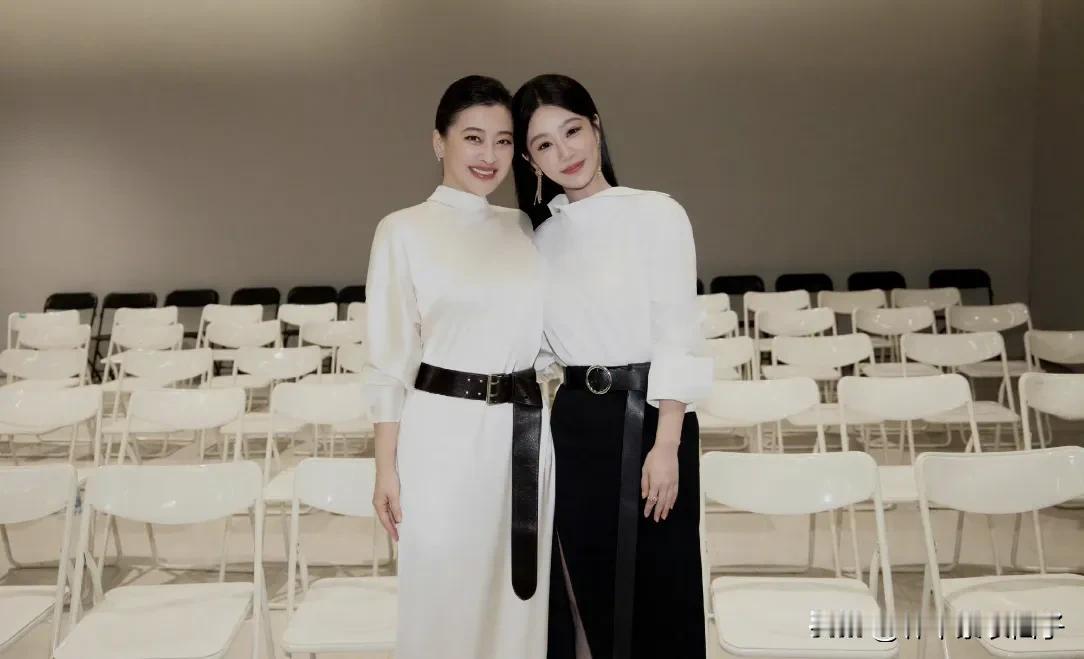 左边是梅婷，1975年出生，身高166cm。
右边是杨紫，1992年出生，身高1