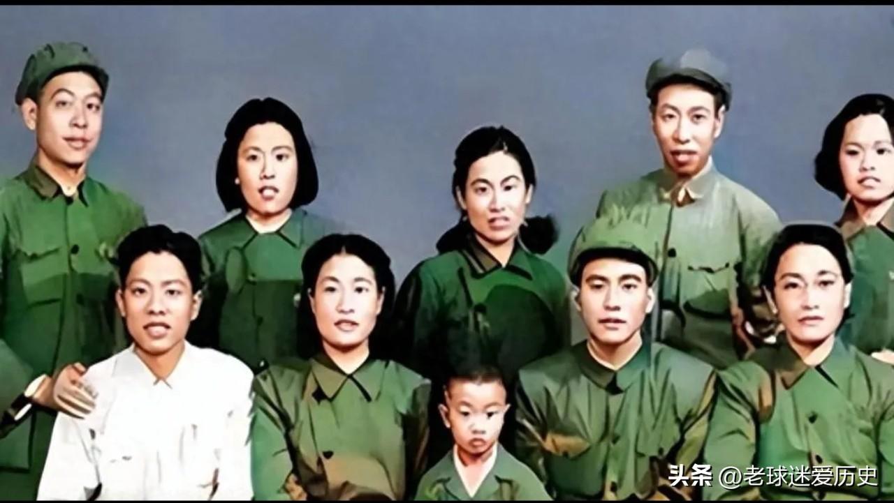 这张留存下来的刘青山家庭合影，定格了他早年与家人共处的寻常瞬间。画面里一家人衣着