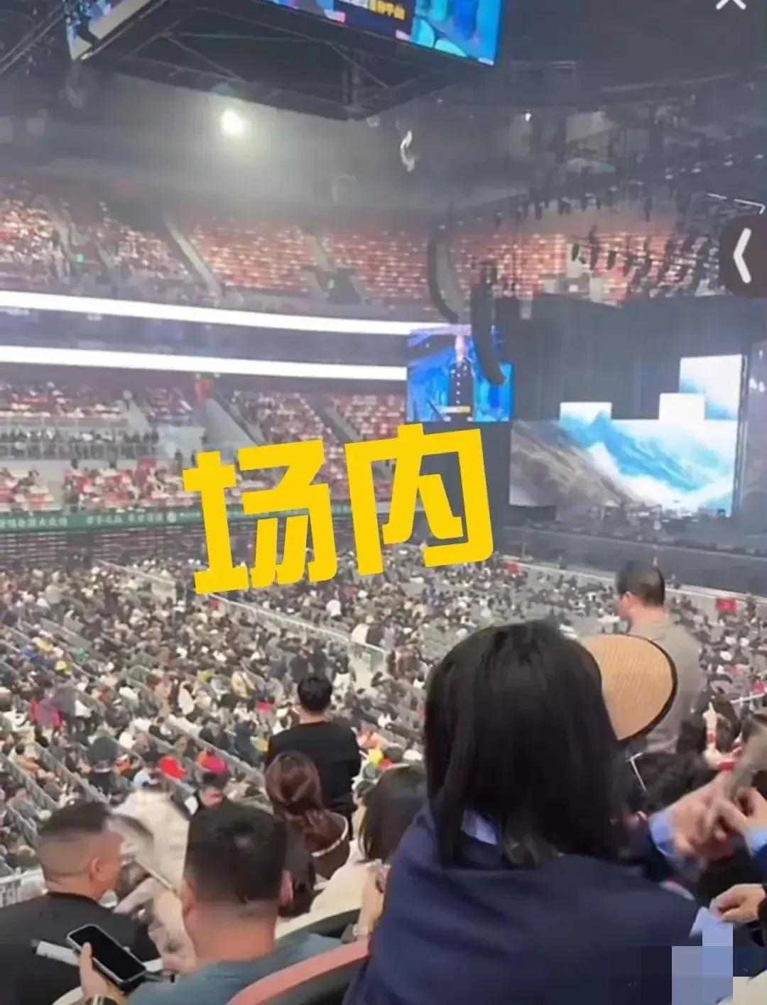 刀郎厦门演唱会现场，场内场外，真是人山人海，人声鼎沸，刀迷们用他们的热情和真诚，