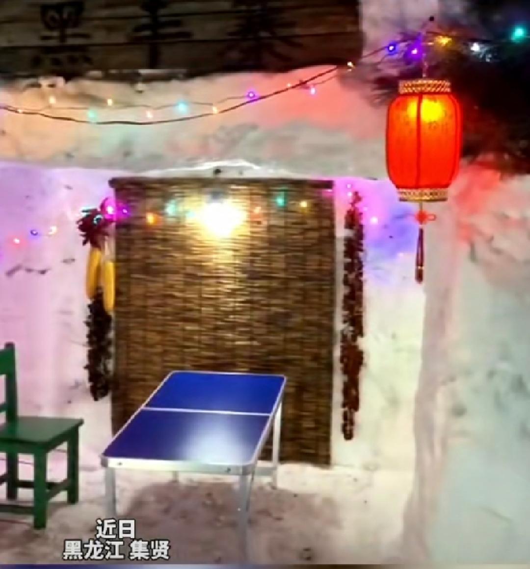 #男子积雪中挖出2室1厅雪屋#你心动吗？近日，黑龙江集贤。因门前积雪较厚，男子便