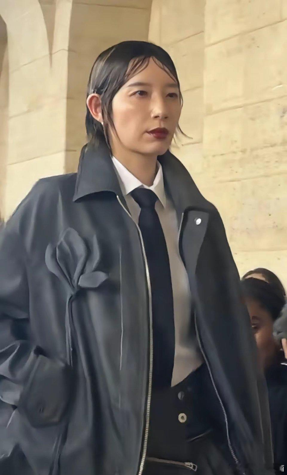 这可是巴黎时尚周，李斯丹妮做完造型后她自己不照镜子吗？ 
