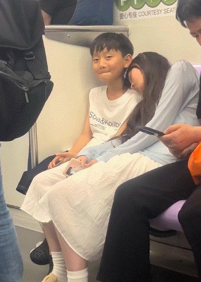 笑不活了！浙江，一妈妈带着儿子乘坐地铁，不料乘坐途中，儿子旁边的一个陌生小姐姐却