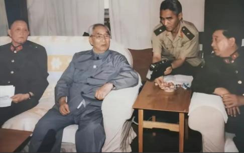 1988年，洪学智和秦基伟打算去看望徐向前，却为带什么礼品犯了难。秦基伟：徐帅爱