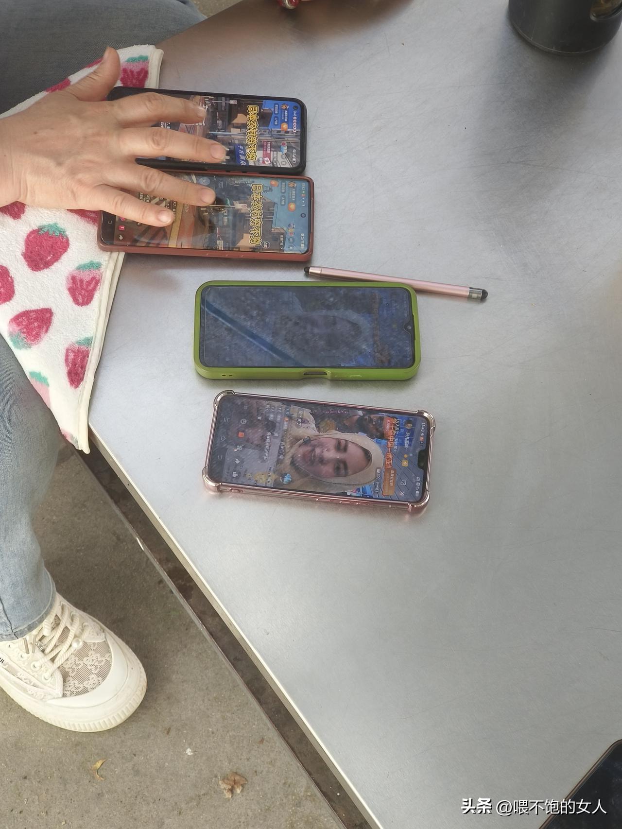刚才发现了个秘密，
感觉直播套路好深好深啊。看这图片里是在干什么吗？一个人拿了四