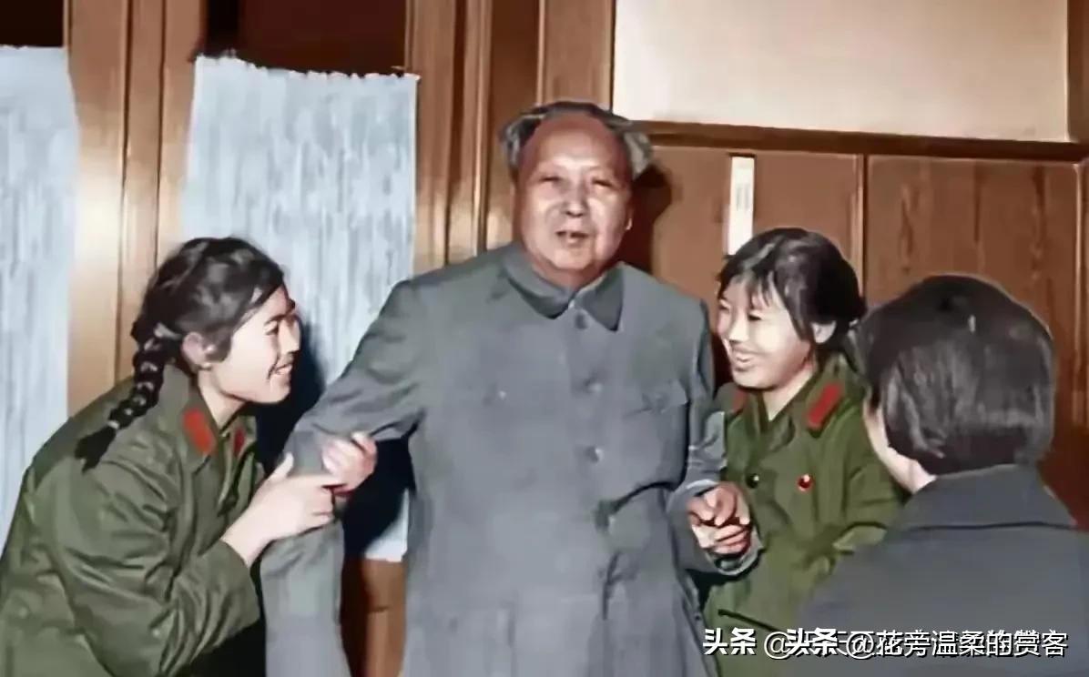 一张六十年代老照片：跨越岁月的敬爱与温情
 
这是拍摄于六十年代后期的一张老照片