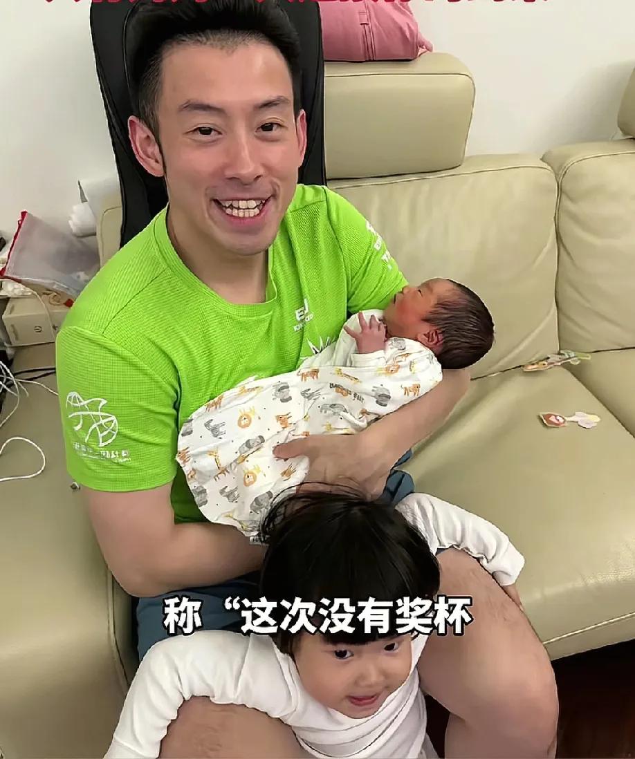 全世界的人都要羡慕黄镇廷了，有个爱他如命的老婆，有儿有女，就是达到了人生巅峰，这