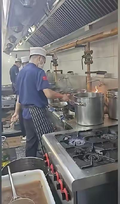 这波流量，张兰又“装”赢了

西贝、麻六记同期直播，前者后厨用电磁炉，后者却以明