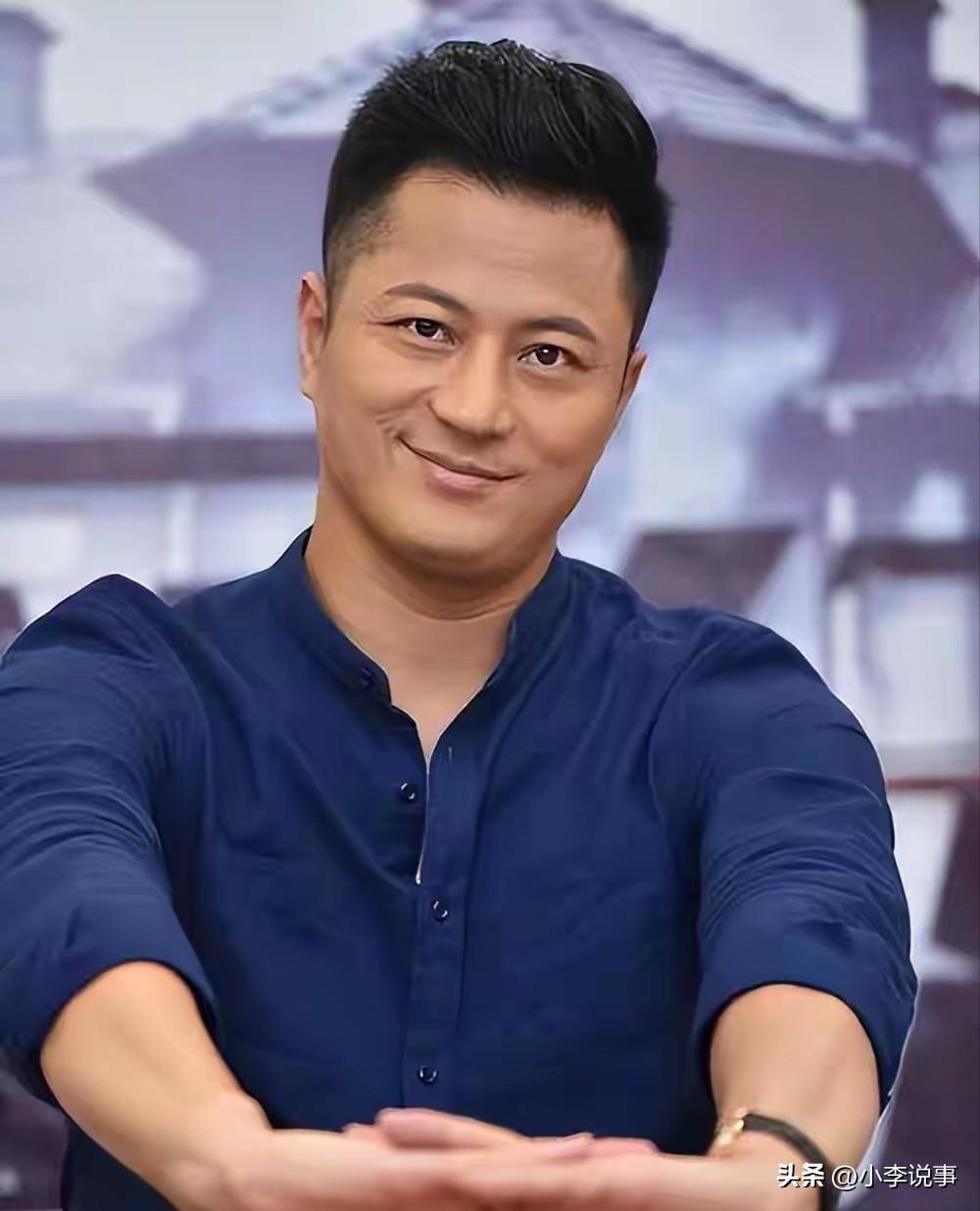 娱乐圈藏得最深的硬汉原来是林江国？快五十依旧身姿挺拔。
眼神一冷气场直接拉满。