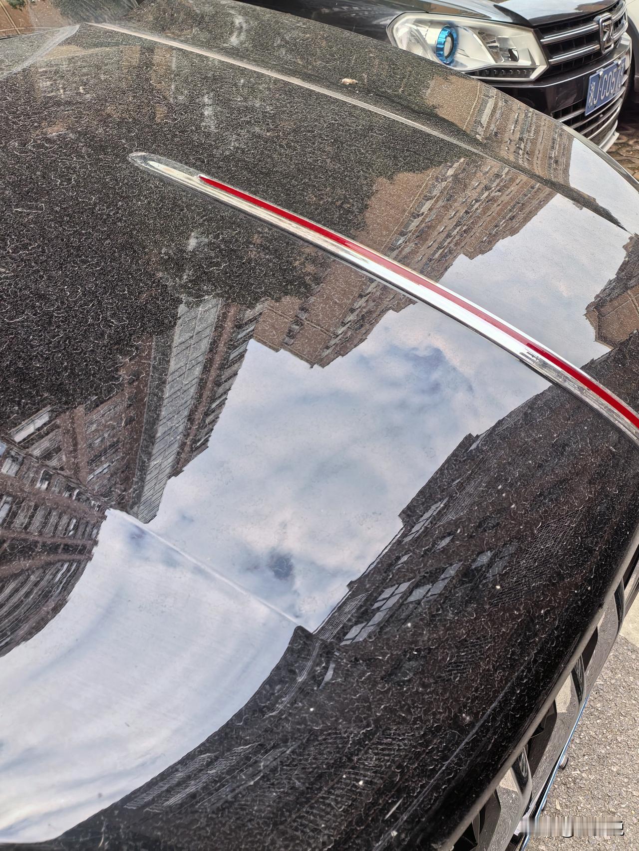 这是什么车？
第1次看到这个标志的。
感觉非常的少见啊。
挺有个性的。
设计的不