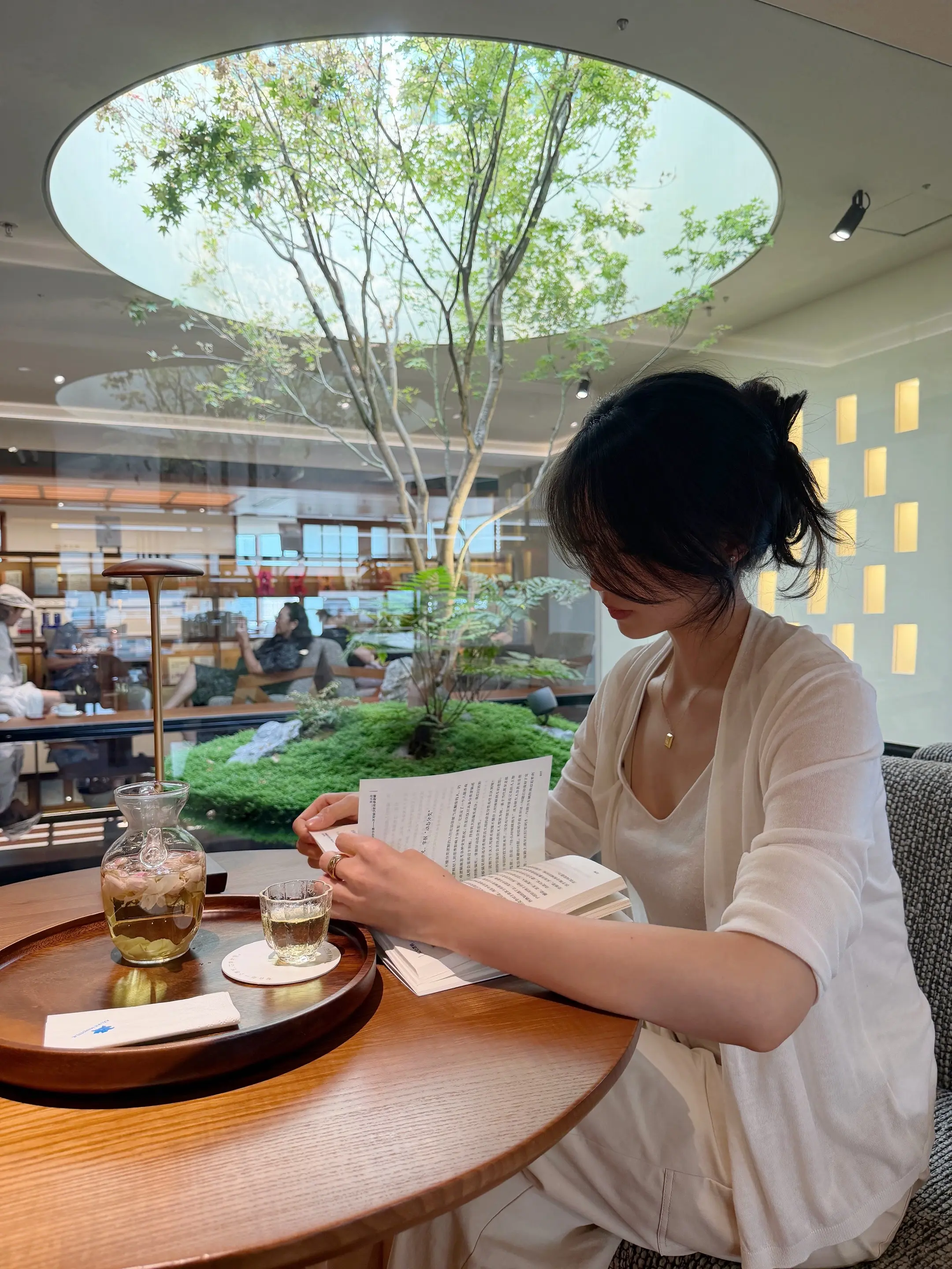 去了一家网上很火的书店。一进去感觉店面很新 应该是刚开没多久 拍照好看...