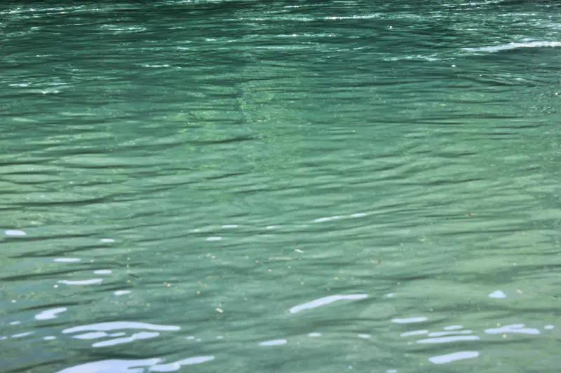 碧水蓝天柳含烟