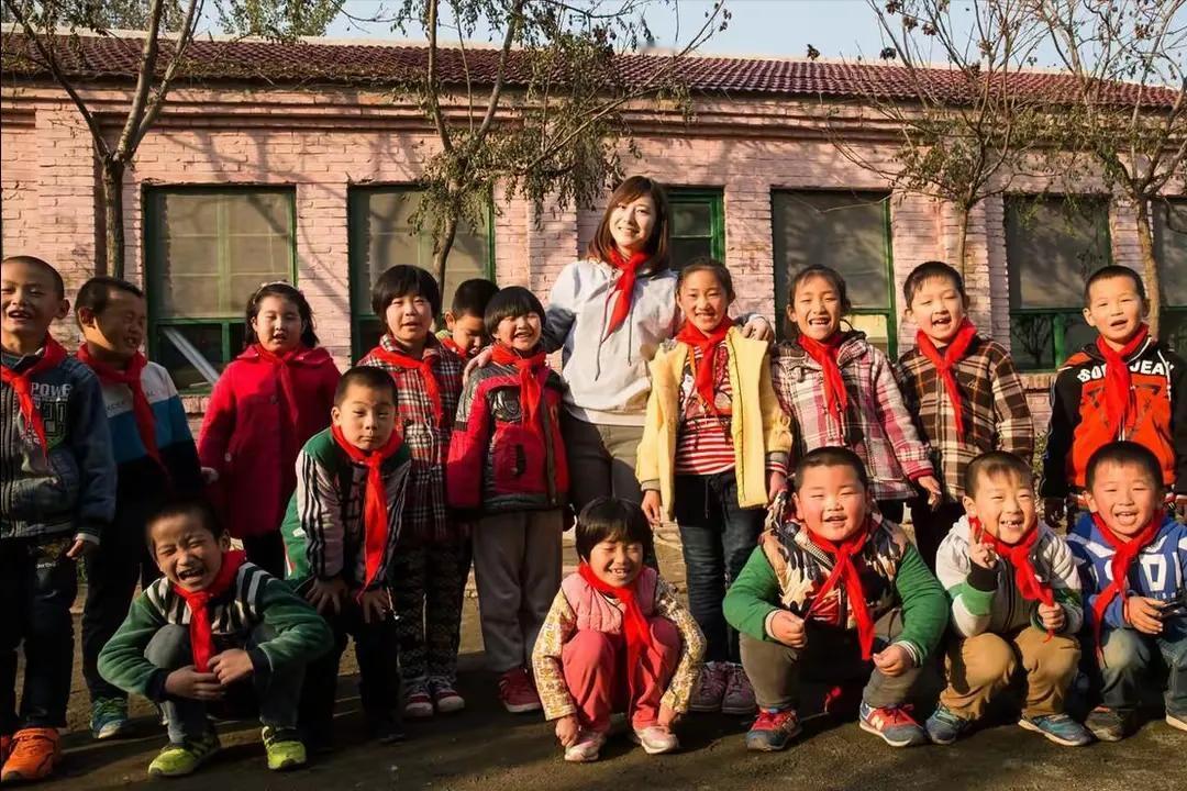 在遥远的小山村，我遇到了一位让我感恩至今的语文老师。她并不是什么特级教师，却用她