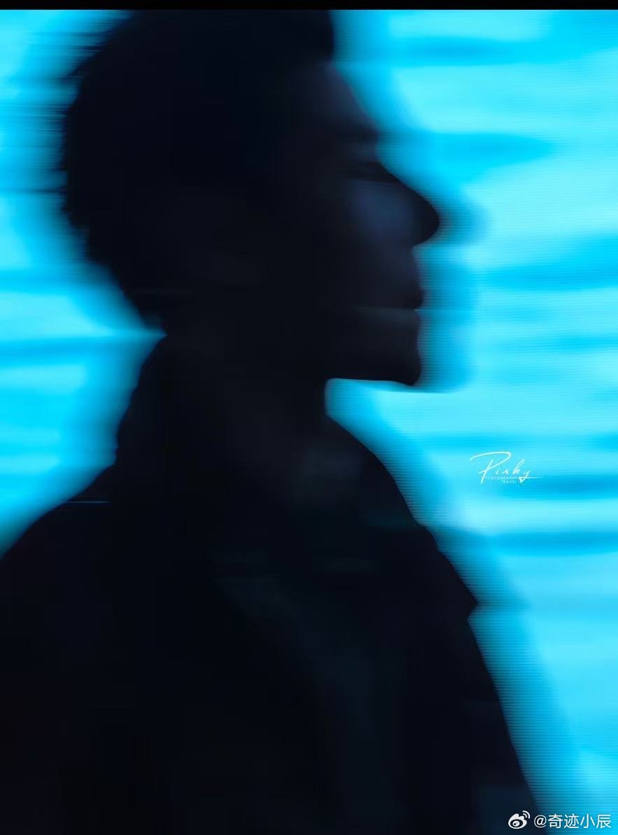 丽江机场偶遇蒋奇明 网友在丽江机场偶遇蒋奇明，安静坐在椅子上吃苹果，氛围感拉满，