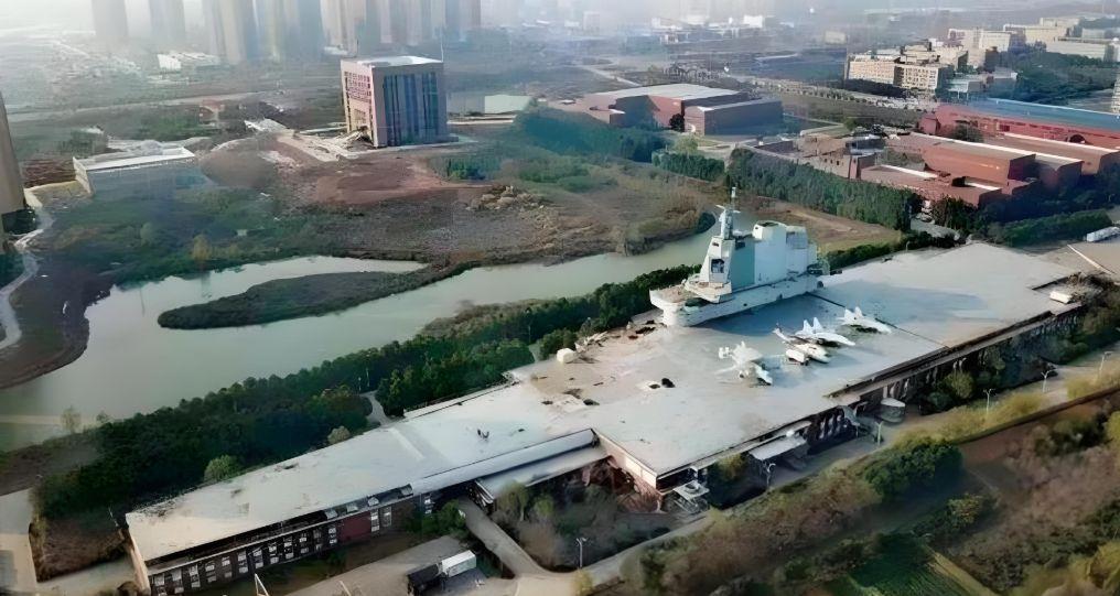 中国出现建造10万吨级核动力航母的信号，福建舰还有姊妹舰吗？近日，我国军事领域的