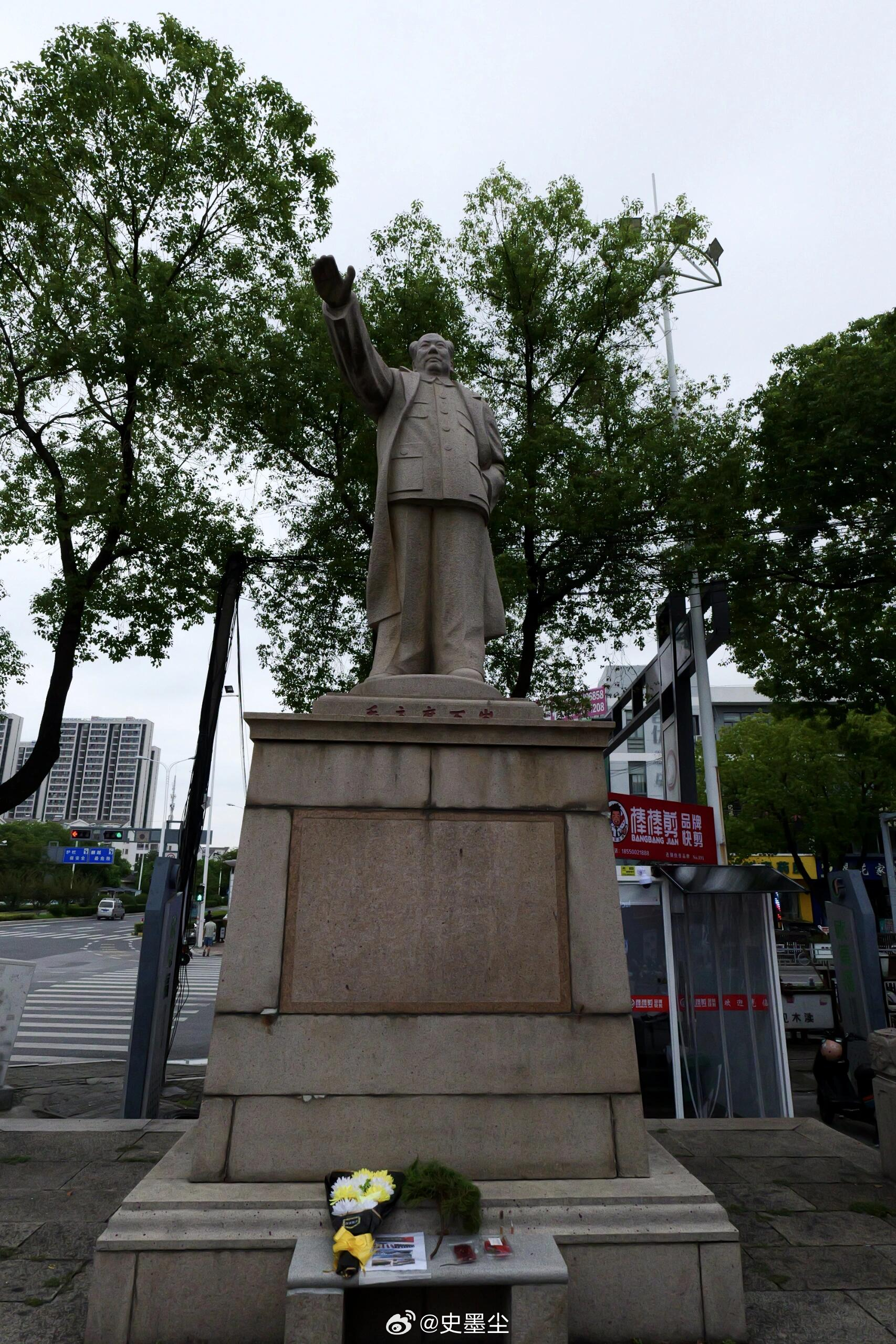 主席，您好！想跟您说，您牵挂的那些人，现在都能吃饱饭了，都能挺直腰杆做人了。您留