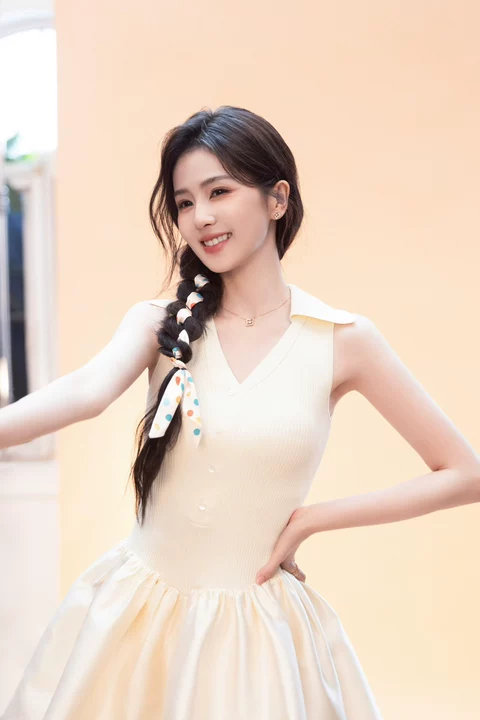 杨单给白鹿化的丝绒奶茶妆杨单老师每次给白鹿化的妆都好好看！这次是丝绒奶茶妆~白鹿