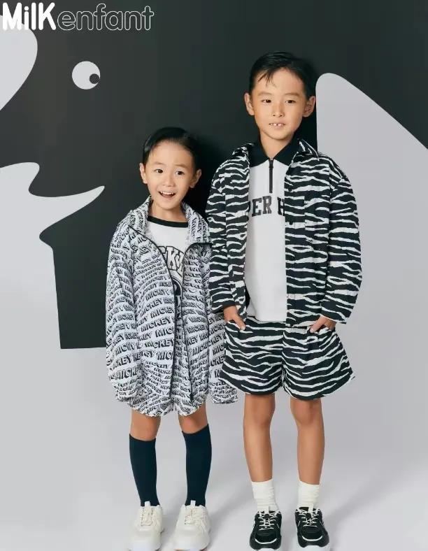 两个儿子乖巧可爱，找的老婆温柔贤惠，美丽大方，又能赚钱又能养家，这么优秀的美女老