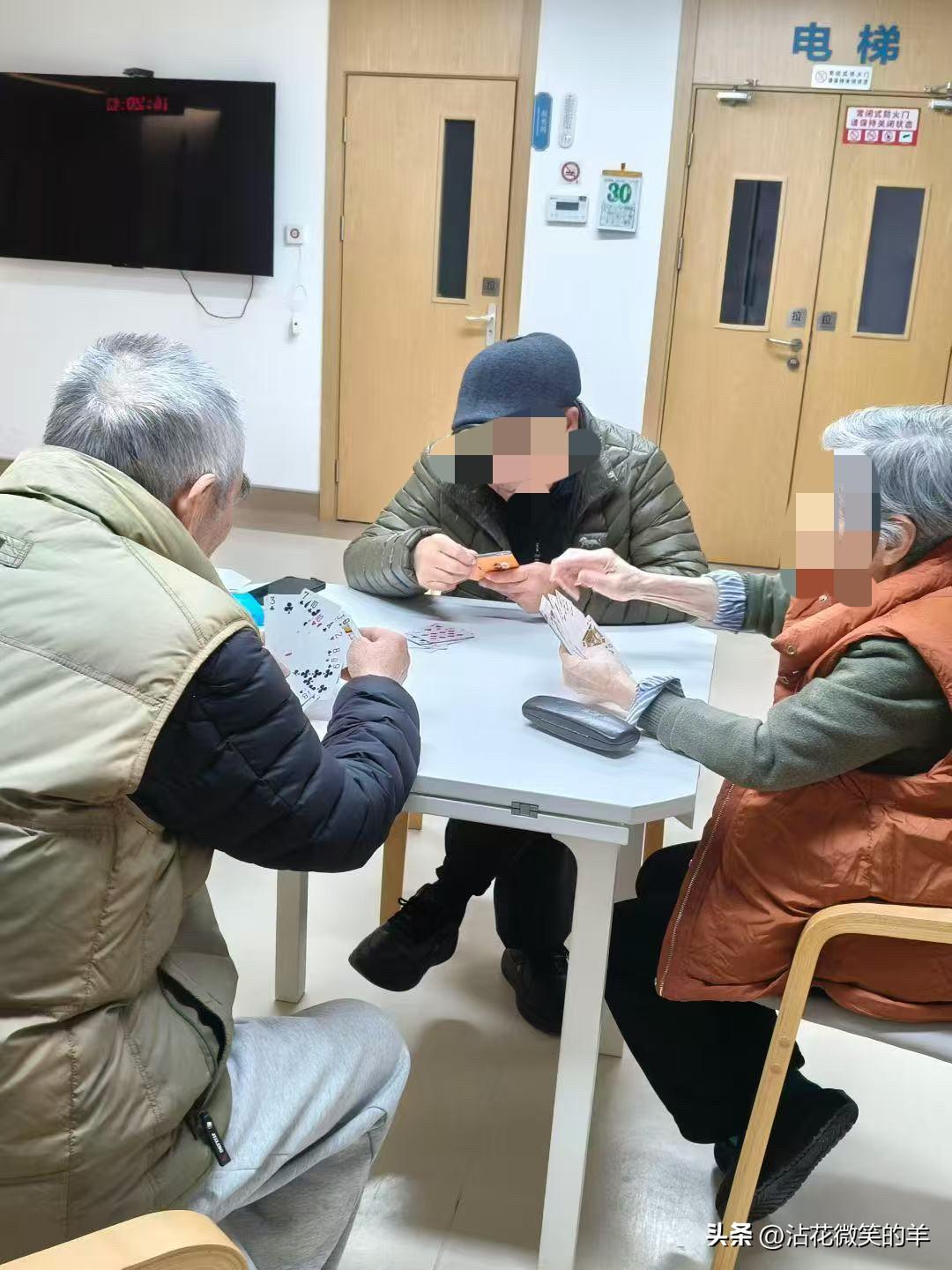 几位退休同事，过年例行小聚。其中有位同事，她的女儿嫁了美国人，定居美国。她自己去