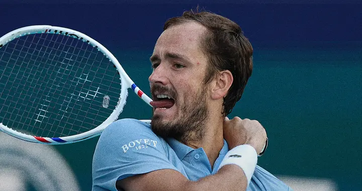 赛季19胜！梅德维德夫让一追二，连扳两盘逆转日本小将进32强