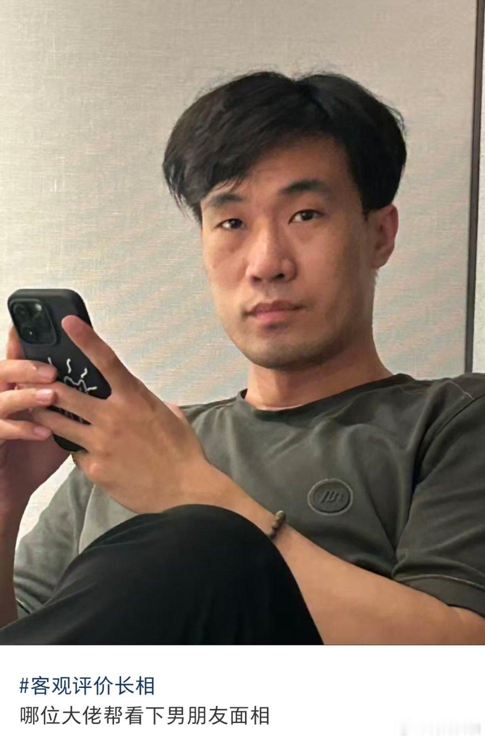 看起来还有点于荣光的帅气，一个网友的评论挺通俗易懂:小心眼。 