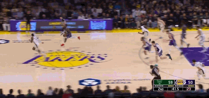 快攻的神！詹姆斯再次上演精彩反击扣篮！
在今天NBA常规赛湖人对阵雄鹿的第二节比