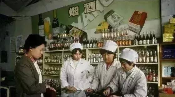 80年代最吃香的四大职业：

司机、售货员、邮递员、厨师。

先说司机。80年代