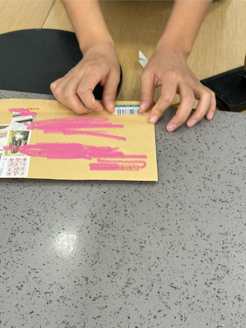 卡着邮局下班的点去寄信别人小姐姐还说我怎么这么专业邮票都贴了了却心中一件大事 