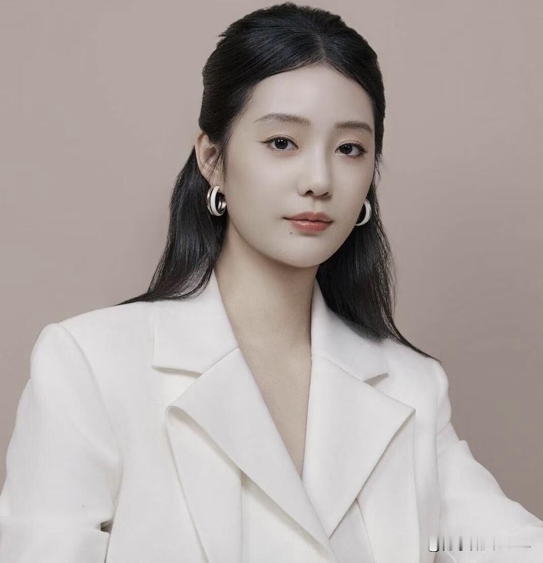 这一位女演员长得好漂亮，皮肤白，五官立体耐看，身材不胖不瘦的，怎么就一直红不起来