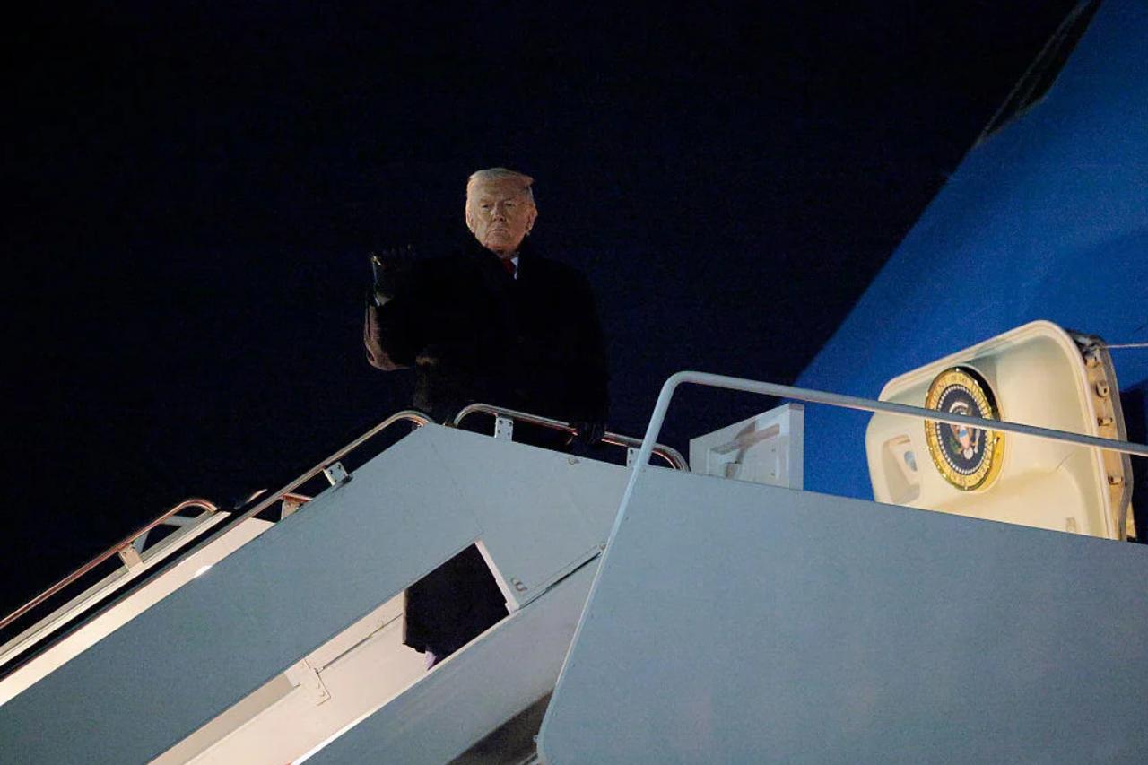 空军一号在特朗普前往达沃斯时因“轻微电气问题”折返
白宫官员表示，周二晚间起飞不