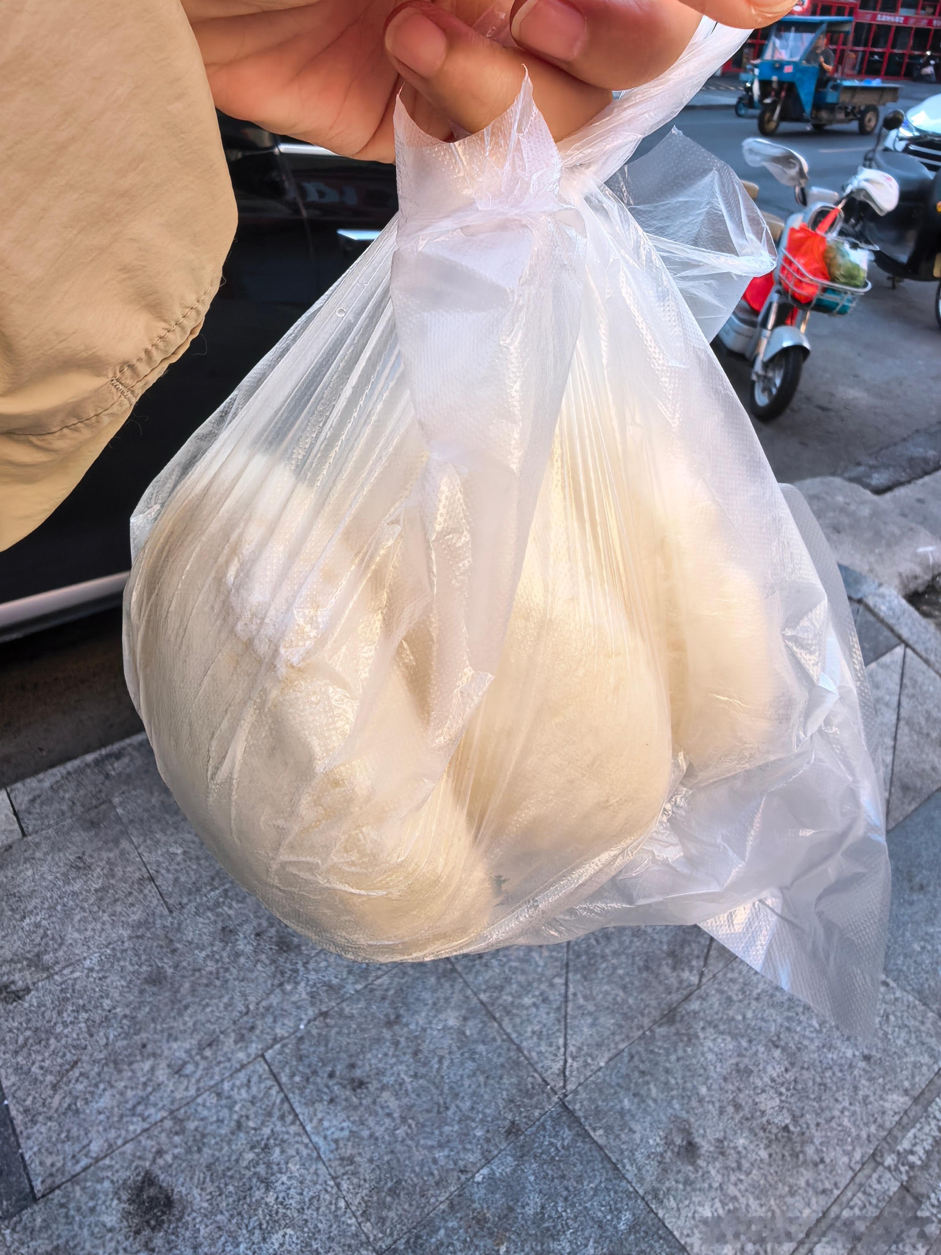 买了3个馒头。早餐1个馒头。中餐1个馒头。晚餐1个馒头。混到这个地步仇人见了都得