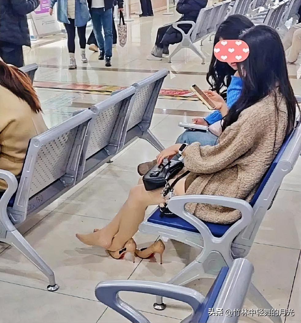 现在有的女孩也不知道怎么想的，明明还乍暖还寒的天气，别人都长衣长裤，她却短裤丝袜