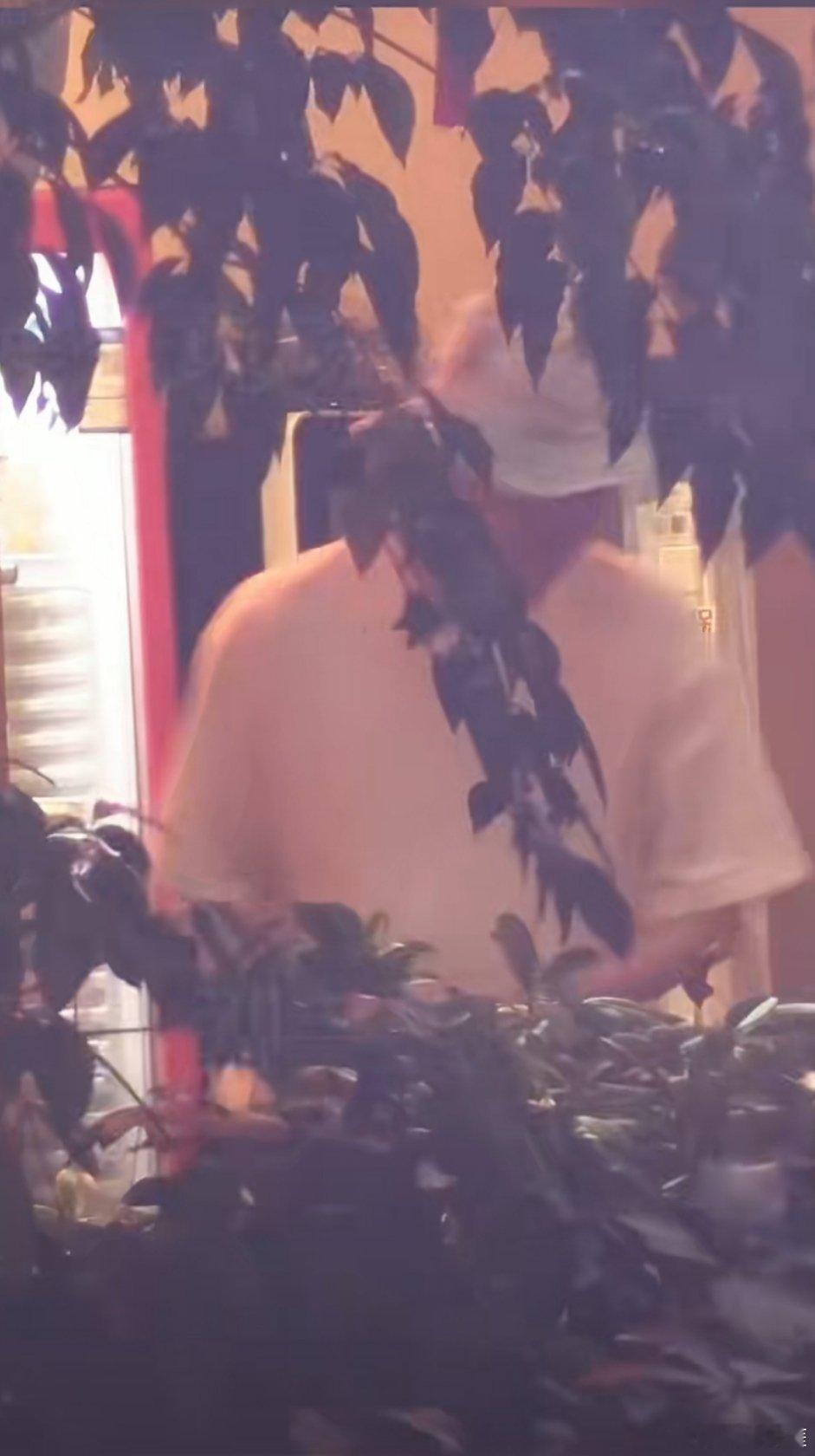 曝包贝尔出轨这个瓜是不是有点大呀，视频中那位男士的走路姿势像包贝尔吗？这能看出什