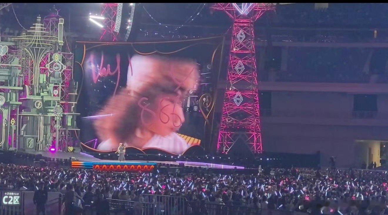 别人拍爱豆是怼脸直拍，这里拍汪苏泷是远景马赛克！不知道的还以为在拍法制节目呢！ 