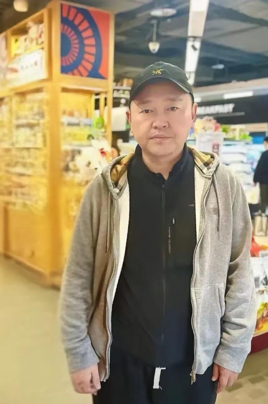 大家还能认出他是谁吗？在超市里遇到他差点没有认出来，妈呀！这变化也太大了吧，真是