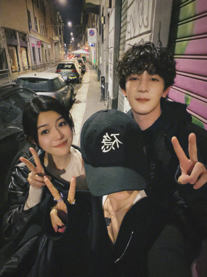 陈妍希夏之光合照陈妍希晒与夏之光合照 哇，陈妍希夏之光合照！ 