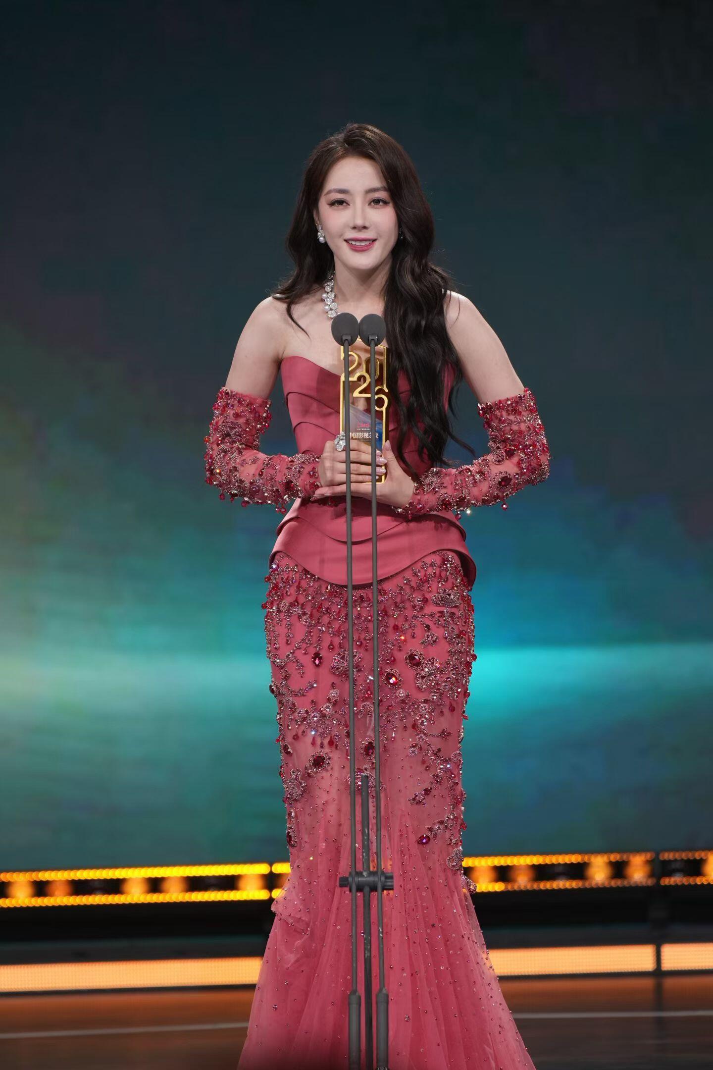 迪丽热巴我连心疼你都有时差迪丽热巴 人民的玫瑰🌹中国影视之夜生图整理 