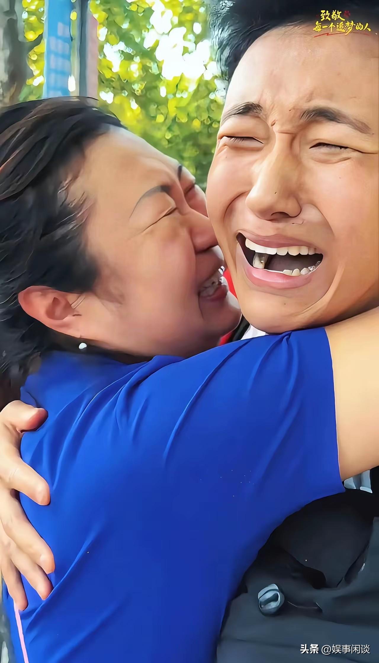 命运多舛却逆风翻盘！三岁痛失父亲，母亲无奈改嫁离去，从小是姑姑一手含辛茹苦将他养