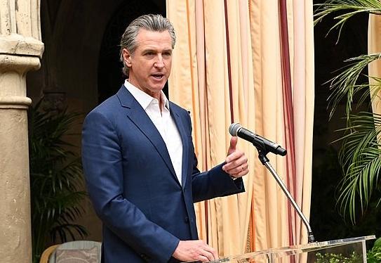 美国加州州长都看不下去了！纽森在达沃斯直接开怼，批欧洲领导人面对特朗普 