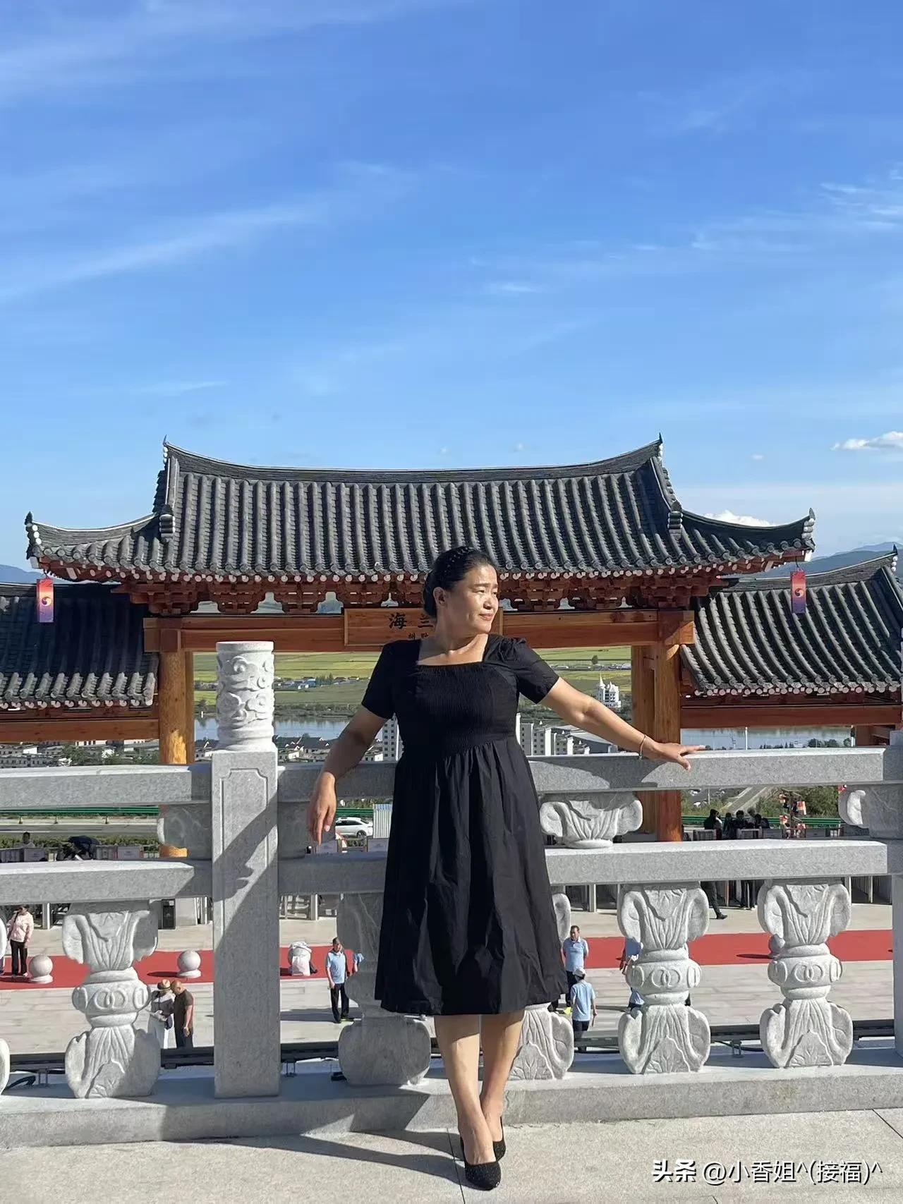 看看你相册里随手拍的天空今天真是一个好天气，秋高气爽，万里无云，美好的一天