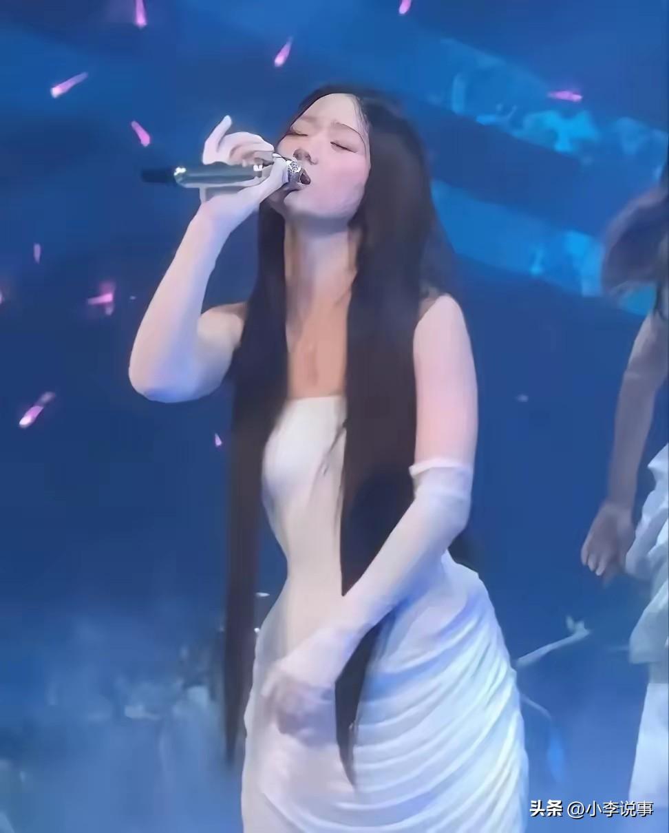 清纯滤镜碎一地单依纯变化太离谱了吧？
看过深圳演唱会的人全都直呼认不出。
 
从