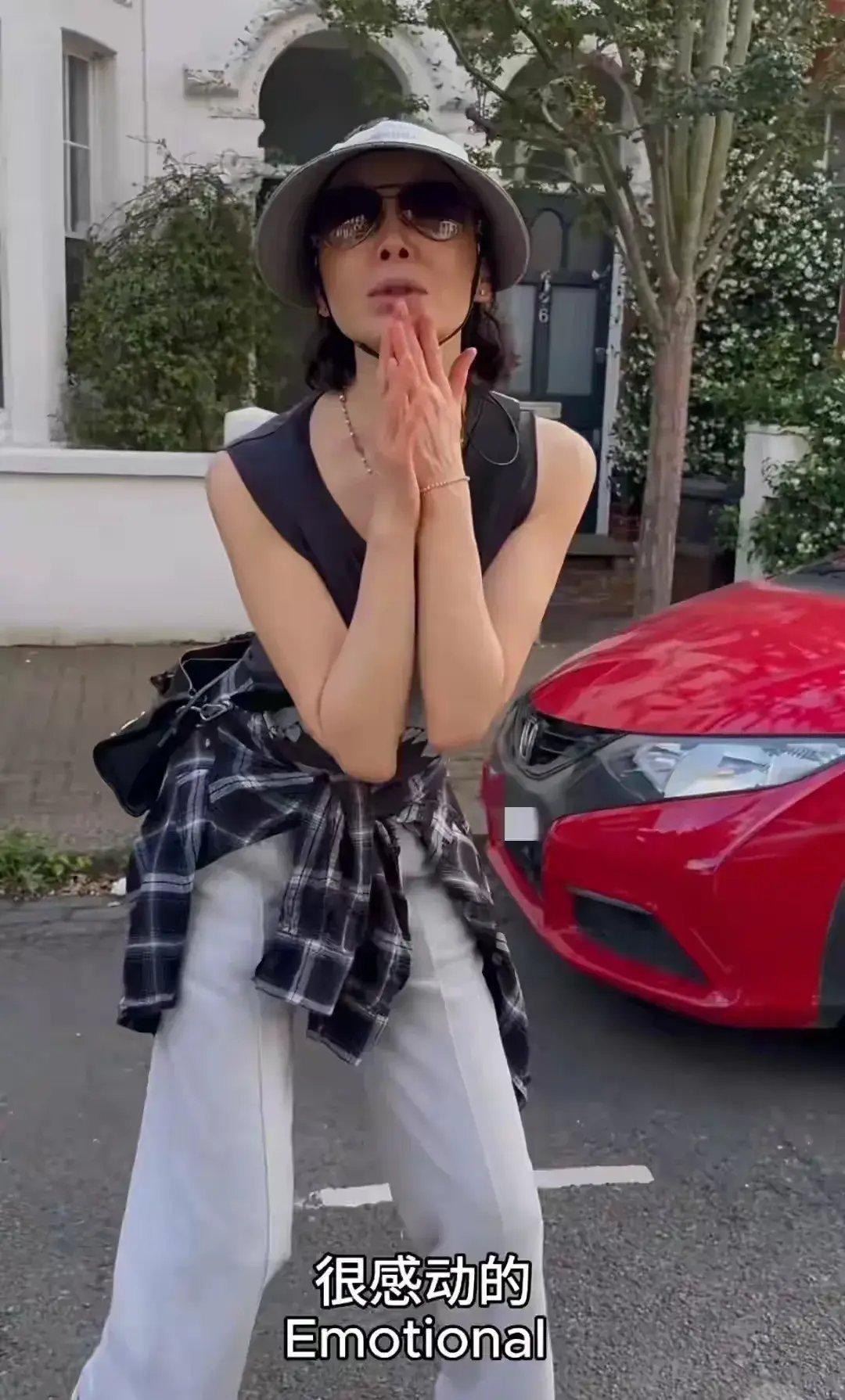 60岁张曼玉晒近照，皮肤真好，她家后院大到能跑步！ ​​​