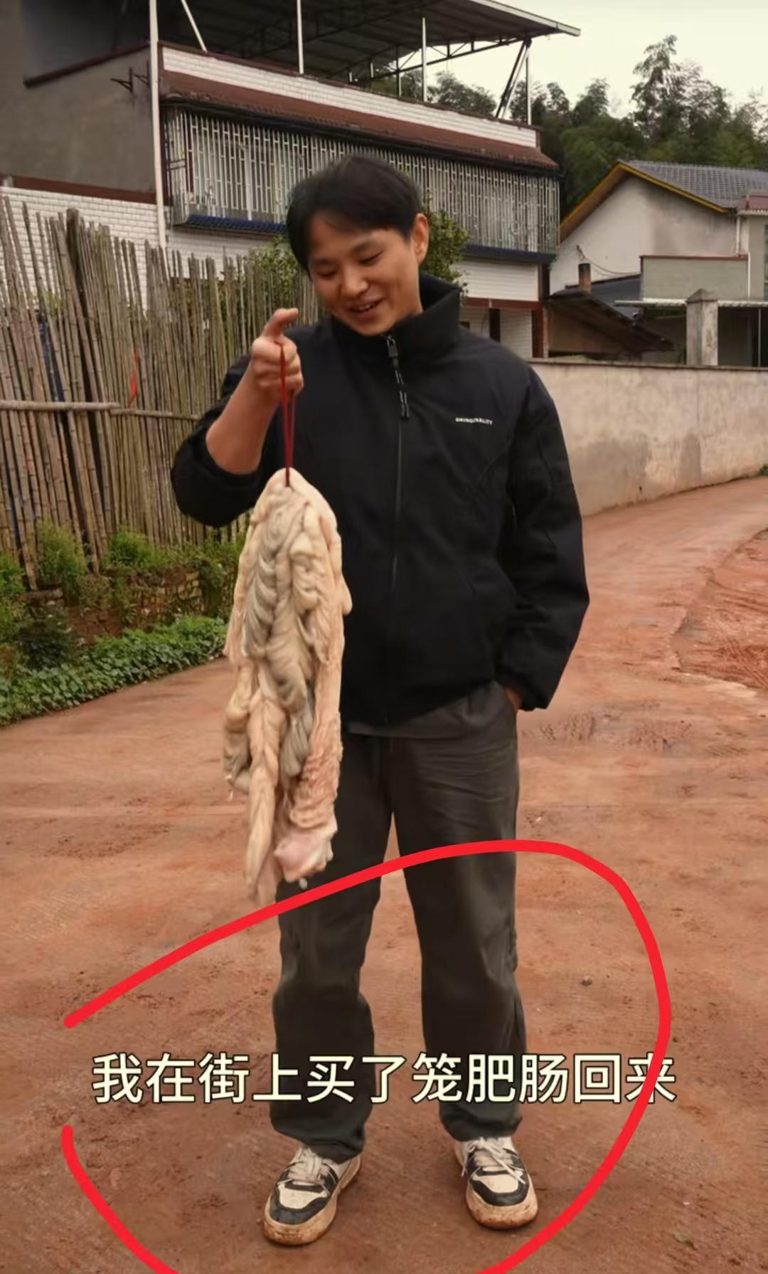 现在全网最操心的男人就是看农村四哥了吧！
不是因为肥肠没洗干净，也不是因为徒弟洗