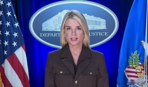 美国司法部长帕姆·邦迪表示，马杜罗及其妻子西莉亚·弗洛雷斯已被纽约南区法院起诉。