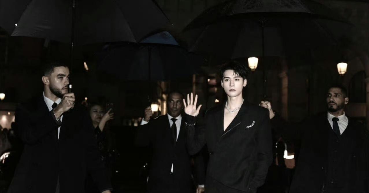 龚俊   巴黎时装周雨夜撑伞神图。就这么说吧，在这个赛道他根本就没有对手，太帅了