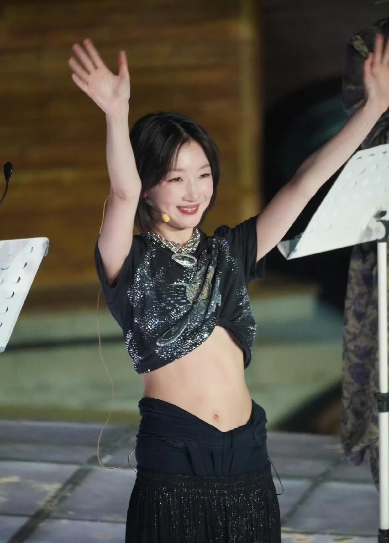 我觉得周冬雨的演技其实被高估了。
 
她是90后拿奖最多的女演员，手握三金影后头