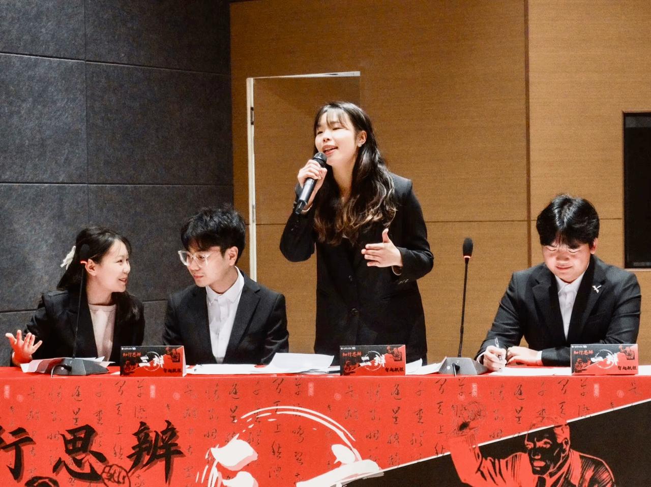 一段外交部官员早年参与大专辩论赛的赛场影像近期在网络流传，利落的思辨表达、从容的