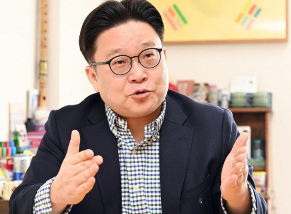 韩国那位名为徐坰德的假教授，中秋当天又准时上线了。他说韩国“秋夕”和中国中秋“文
