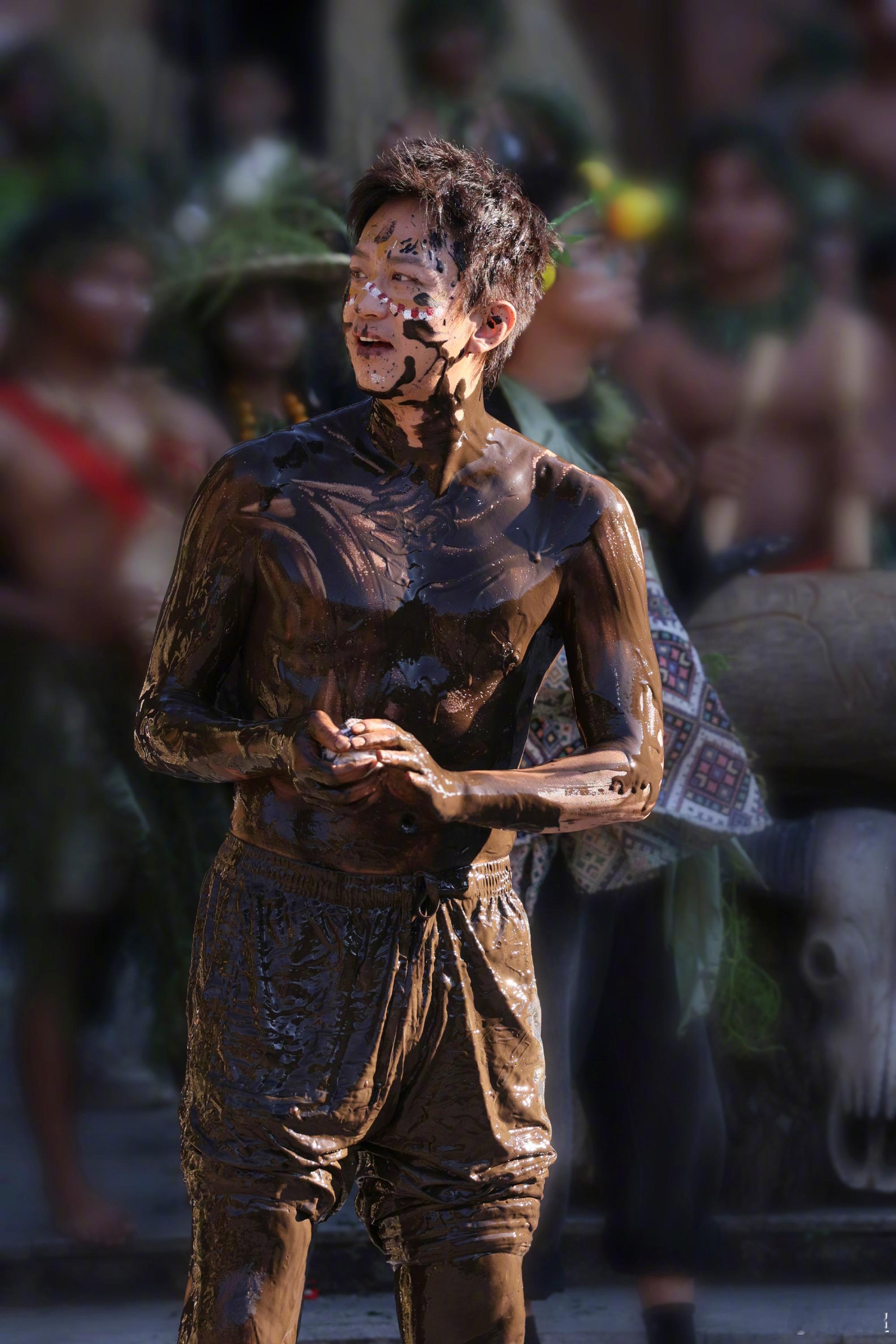邓超邓超在五哈泥巴浴邓超人类返祖现象邓超人类返祖现象来了超哥泥巴池直接解锁原始形