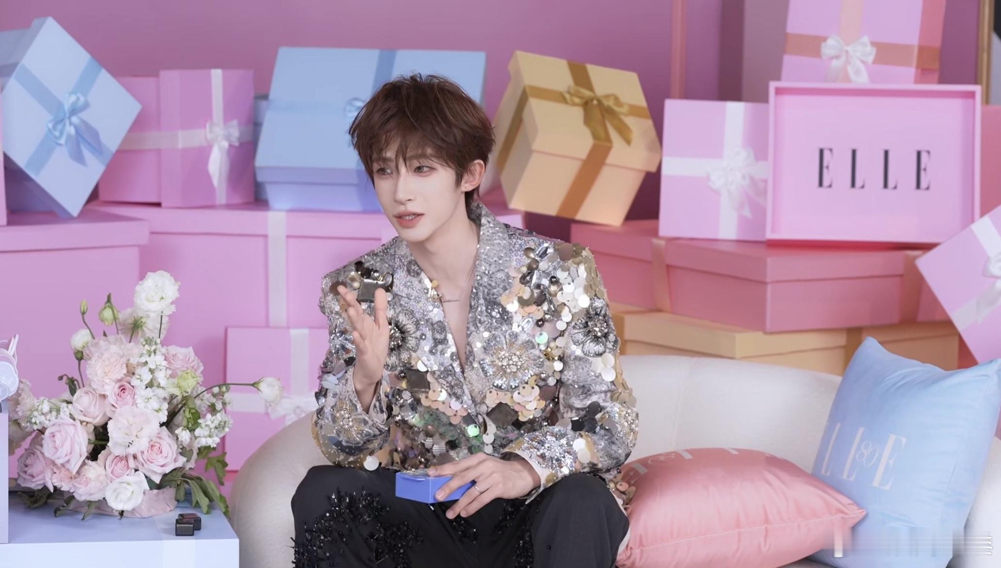 刘宇三亚红毯简直就是美神降临好吗！最爱变魔术这一趴，到底谁不会爱上这种反差的小雨