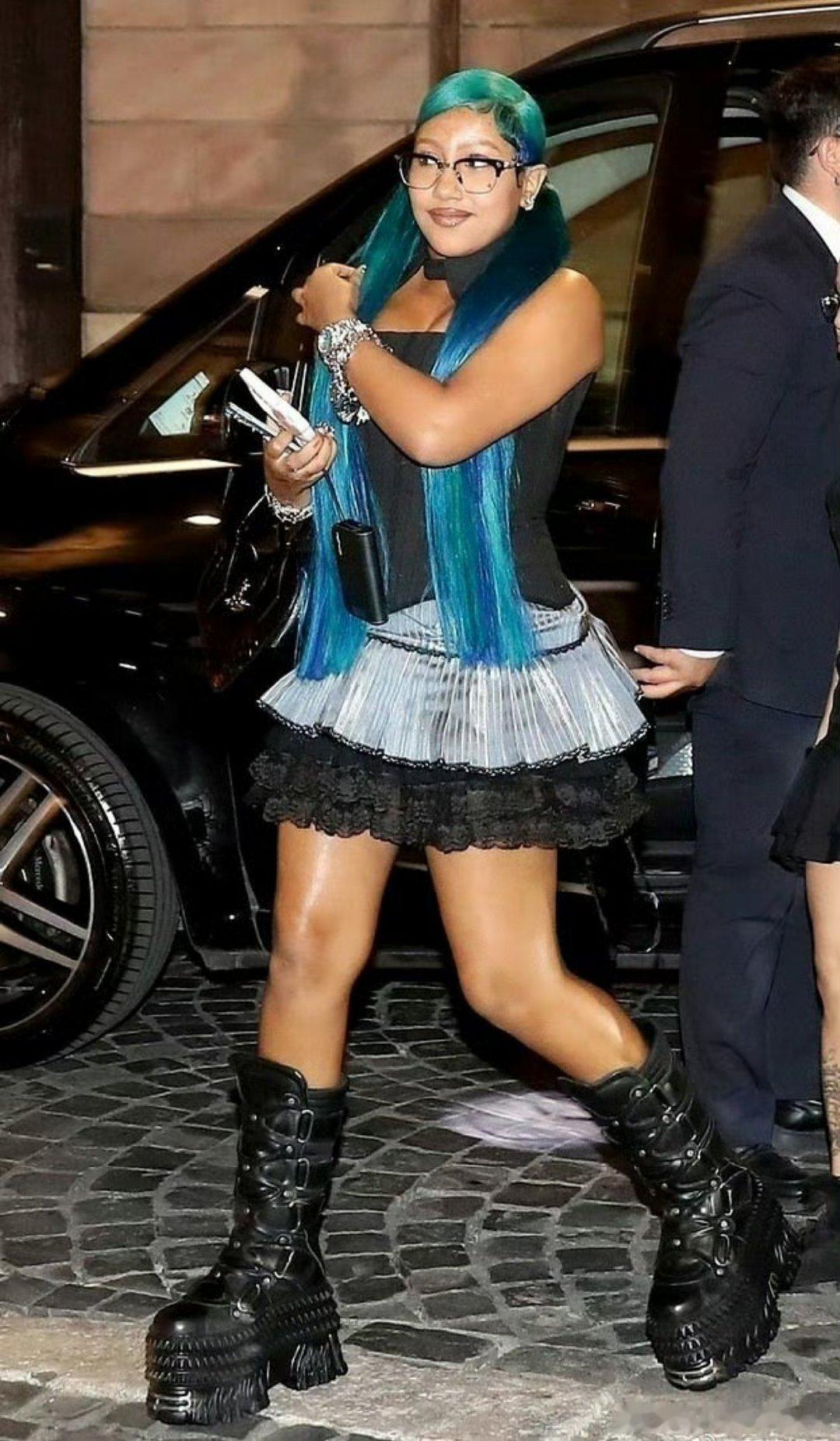 卡戴珊侃爷女儿近照卡戴珊和侃爷的女儿小西北近照太吸睛了！12 岁身高超过妈妈，一